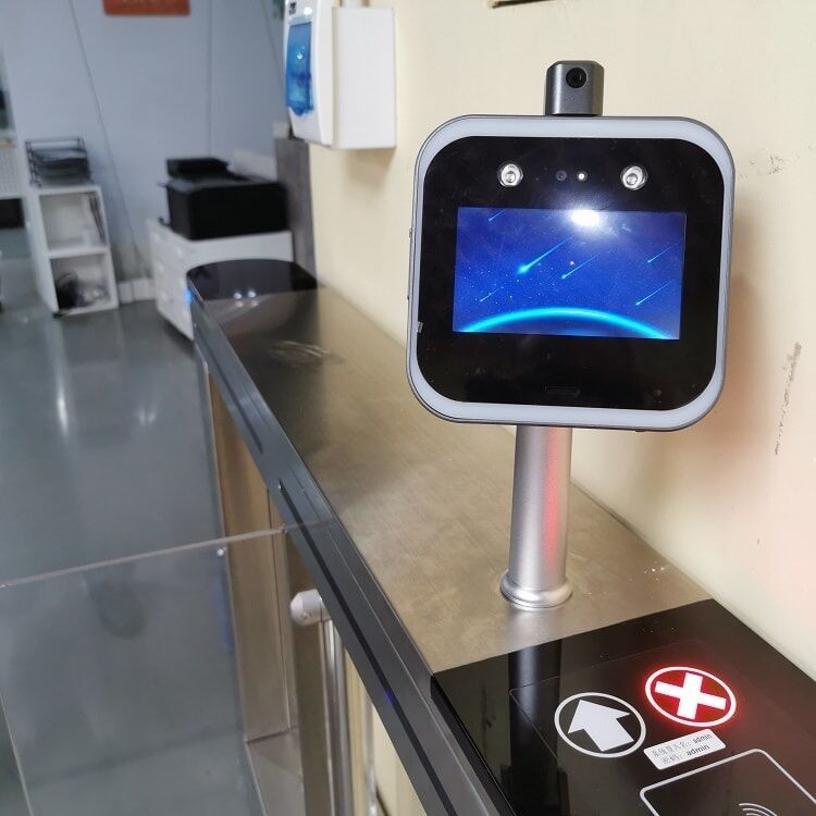 Intelligenter Kiosk Gesichtsanerkennungs-Thermometer 5 Zoll-WiFis TCP